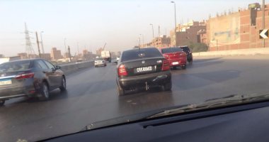 سيارة بدون لوحات معدنية تتجول أعلى الطريق الدائرى