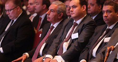 بالصور.. وزير الصناعة يعلن طرح رخص جديدة لمصانع الأسمنت قريباً