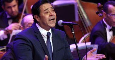 بالصور.. مدحت صالح لجمهوره فى الأوبرا: "بحبكوا أكتر من هانى شاكر"