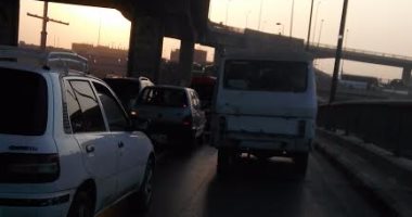 قارئ يرصد سيارة ميكروباص تسير بدون لوحات معدنية أعلى كوبرى صفط