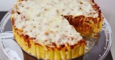 بالصورة و الخطوات .. طريقة عمل فطيرة المكرونة بالجبنة الإيطالية