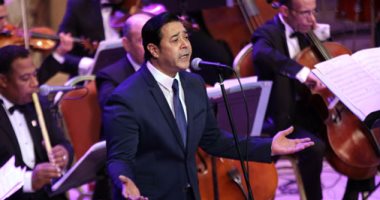 بالصور.. مدحت صالح يمازح الجمهور بالأقصر: "يارب منكوش بنزعج أجدادنا الفراعنة"