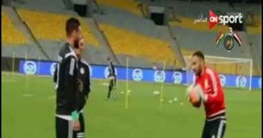 بالفيديو.. ناجى يستعرض مهاراته.. والمحمدى حارس مرمى فى مران المنتخب