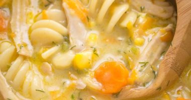 بالصور والخطوات طريقة عمل شوربة الدجاج بالمكرونة