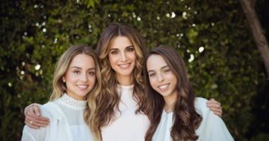 الملكة رانيا تنشر صورة بصحبة بناتها "سلمى وإيمان"