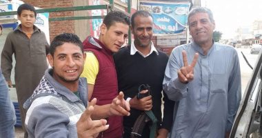 أهالى قرية فى شمال سيناء ينظفون الشوارع احتفالًا بـ"يوم فى حب مصر"