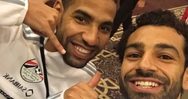 صلاح يصالح مؤمن بعد اتهامه بسرقة "موبايل" الشناوى
