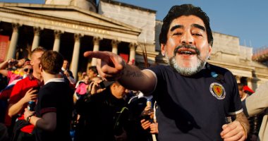 بالفيديو والصور.. مارادونا يقود جماهير أسكتلندا قبل مواجهة إنجلترا