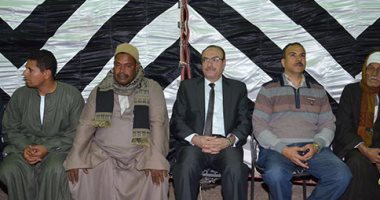 بالصور.. محافظ بنى سويف يعزى والد شهيد القوات المسلحة بقرية إهناسيا الخضراء