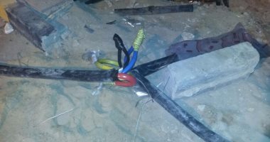 بالصور.. أهالى "مبارك7 " بالغردقة يشكون من كابلات الكهرباء العارية 
