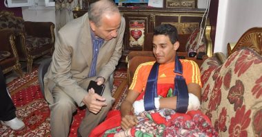 محافظ الوادى الجديد يزور مصابى فريق كرة القدم بعد تعرضهم لحادث