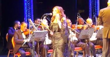 نادية مصطفى تعلن عن سفرها للحج من على مسرح محكى القلعة