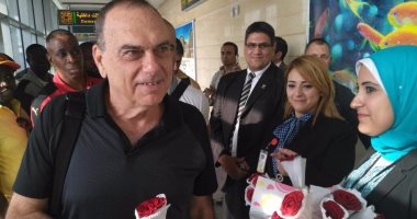 بالصور.. استقبال منتخب غانا وجرانت بالورود فى مطار برج العرب
