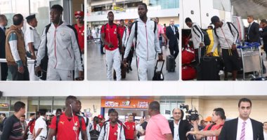 بالفيديو والصور.. منتخب غانا يصل برج العرب استعدادًا لمواجهة مصر بتصفيات كأس العالم..وفد اتحاد الكرة يستقبل البعثة بالورود..السفير الغانى:سنفوز بالمباراة بكل تأكيد..ونجم البلاك ستارز: الفراعنة أقوياء