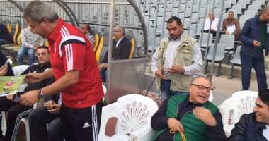 بالصور.. وزير الرياضة فى مران المنتخب بقميص الفراعنة 