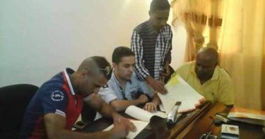 بالصور.. عاشور الأدهم يوقع عقود الإعارة للمريخ السودانى