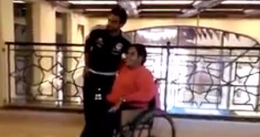 بالفيديو.. تعرف على وعد محمد صلاح لشاب من ذوى الاحتياجات الخاصة
