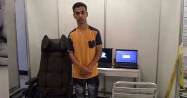 شاب يخترع كرسى متحرك يعمل بإشارات الرأس ويحقق حلم مرضى الشلل الرباعى