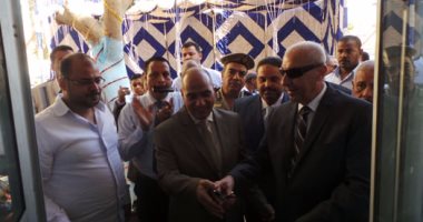 بالصور.. محافظ أسوان ومدير الأمن يفتتحان هايبر للسلع على أنغام المزمار