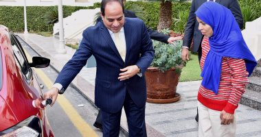 بالفيديو..الرئيس يستقبل الفتاة صاحبة عربة البضاعة بالإسكندرية..يدعوها للمشاركة بمؤتمر الشباب القادم..ويوجه الإسكان بتوفير شقة مجهزة بكامل الأثاث لأسرتها..وتوفير سيارة لتقودها بدلاً من جر العربة