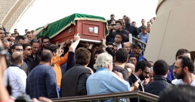 جمال سليمان ويوسف شعبان وعمرو الليثى فى مسجد الشرطة للصلاة على الساحر