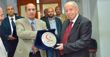 جامعة أسيوط تكرم رواد البحث العلمي فى كلية الطب