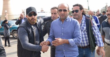 بالصور.. السقا والعلايلى وحسن حسنى وزاهر ورامى إمام يودعون الساحر بمسجد الشرطة