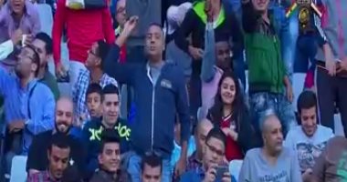 بالفيديو.. محمود عبد المغنى يتقمص دور الـ"كابو" فى مدرجات برج العرب