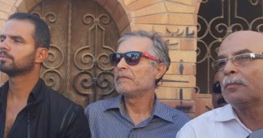 شقيق الساحر أثناء تلقيه العزاء أمام المقابر: لا أجد كلمات تعبر عن حزنى