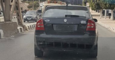 قارئ يرسل صورة سيارة تسير بلوحات معدنية مطموسة بالمنصورة