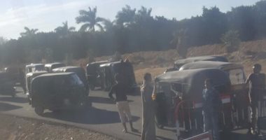 بالصور.. التوك توك وسيلة الجماهير للوصول لمباراة مصر و غانا