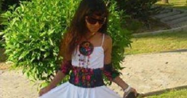 بالصور.. مصممة أزياء "كروشيه" تختار طفلتها "موديل" لتعرض كل تصميماتها