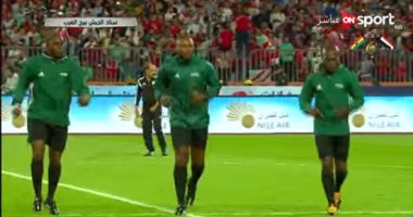 بالفيديو.. حكام مصر وغانا يعاينون ملعب برج العرب قبل انطلاق المباراة