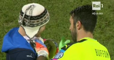 بالفيديو.. بوفون يوقع لأحد المشجعين خلال لقاء ليشتنشتاين