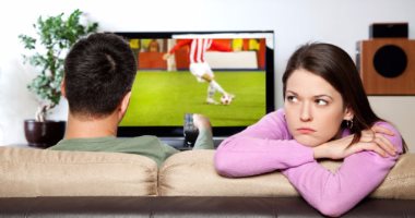 أشهر الأسئلة الوجودية للبنات فى الكورة.. "إيه الفرق بين الأوفسايد والتسلل"