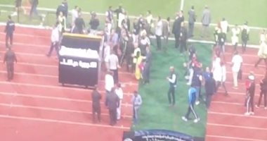 بالفيديو.. مدرب غانا يصافح كوبر  وسط حراسة أمنية