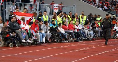 ذوو الاحتياجات الخاصة يلتقطون صورا تذكارية مع لاعبى المنتخب