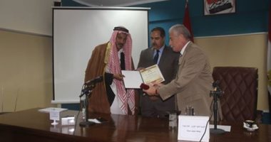 محافظ جنوب سيناء يكرم الشيخ أحمد أبو راشد لدوره فى بورصة لندن للسياحة