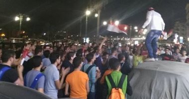 الفرحة لما تزيد عن حدها تقلب لضدها.. طفلة تصاب بهبوط حاد فى الدورة الدموية بعد رؤيتها والدها الغائب.. ومريض يتعرض لجلطة عقب فوز فريقه فى إحدى المباريات.. وأطباء يوصون: الاعتدال هو الحل