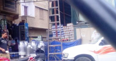 بالفيديو والصور.. أهالى بزفتى يشكون استيلاء صاحب محل على شارع عمومى
