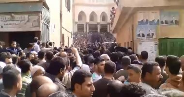 بالفيديو والصور.. أهالى قرية شما يشيعون ضحية جديدة لعائلة أبو حريرة