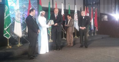 بالفيديو والصور.. محافظ مطروح يتسلم جائزة النسر العربى بالإمارات ويهديها للرئيس السيسى