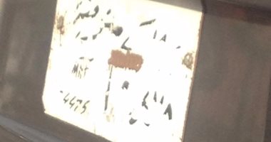 سيارة تسير بلوحات معدنية مطموسة أعلى كوبرى 15 مايو