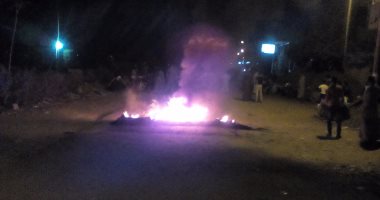 أهالى قتيل المنوفية يقطعون طريق أشمون مطالبين بالقصاص من عائلة أبو حريرة