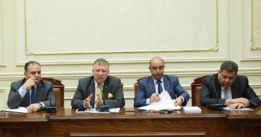 "اتصالات البرلمان" تطالب "أوبر وكريم" بدفع الضرائب والتأمينات