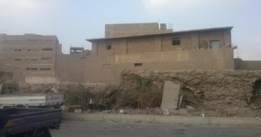 بالصور.. سور قناطر بن طولون يستغيث من التعديات