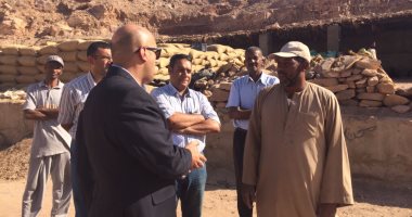 "الرقابة الإدارية" تكشف بناء مدارس على مخرات السيول فى أسوان