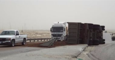 الحماية المدنية تزيل بقعة زيت بمحور الضبعة الجديد بسبب انقلاب مقطورة مازوت