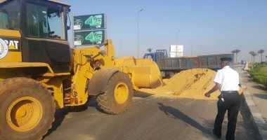 بالصور.. زحام مرورى أسفل كوبرى الشهيد بسبب انقلاب حمولة رمال على الطريق