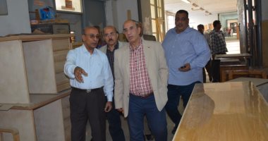 بالفيديو والصور.. رئيس جامعة أسيوط يزور وحدة الورش بكلية الهندسة بالجامعة